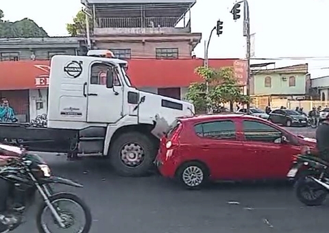 Cavalo mecânico atinge carro e complica trânsito na Av. Autaz Mirim