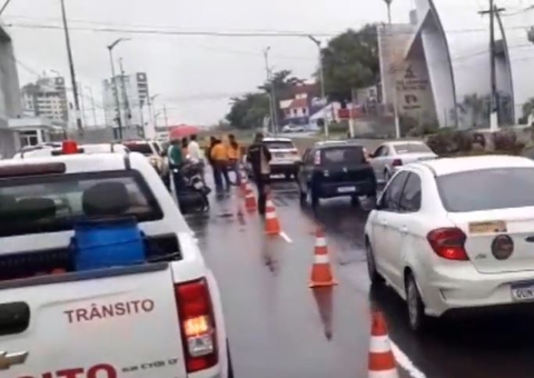 Cratera se abre no meio de avenida durante chuva em Manaus