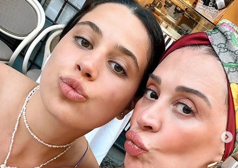 Claudia Raia  se pronuncia após dizer que deu vibrador para a filha aos 12 anos