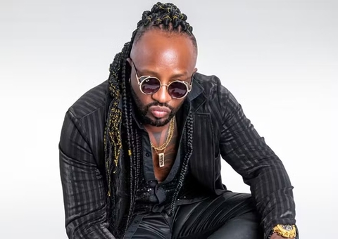 Vocalista do Negritude Jr. sobre alopecia após anos usando dreads: 'doloroso'