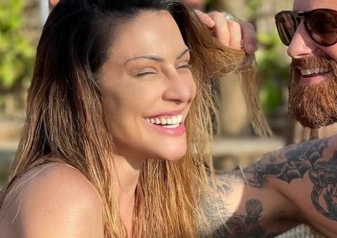 Cleo dá close ousado em bumbum com fio-dental micro na praia