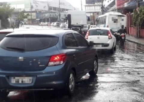 Vazamento em rede de água deixa trânsito complicado na Bola da Suframa