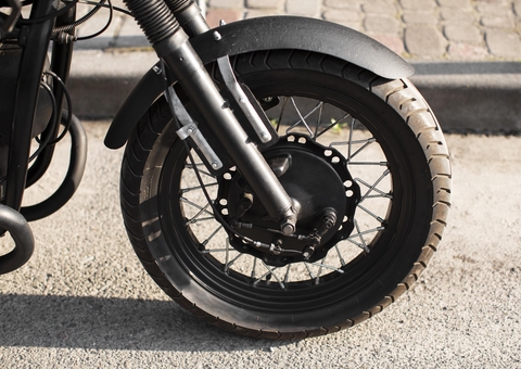 Passageira morre após motocicleta colidir com ônibus na Av. Torquato Tapajós