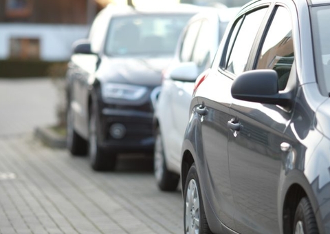 Drogaria deve indenizar cliente que teve carro arrombado no estacionamento