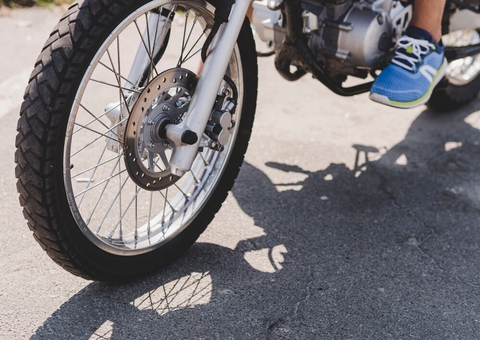 Mulher fica ferida em acidente entre motocicletas em Itacoatiara