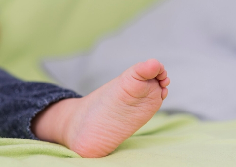 Bebê vai parar no hospital ao ser agredido com cabo de vassoura em Manaus