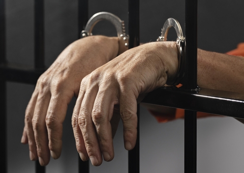 Morador é esfaqueado ao ter casa invadida por homem no Petrópolis