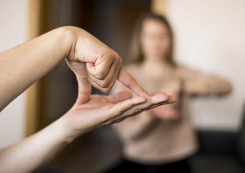 Justiça deve providenciar intérprete de libras para acompanhar aluna em escola de Manaus