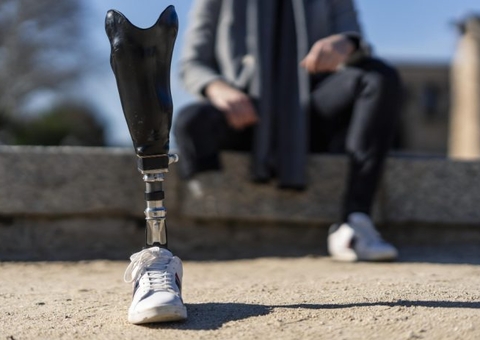 Xingado por furar fila, homem é indenizado ao provar uso de prótese na perna