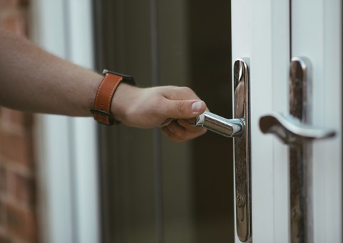 Homem quebra porta e invade casa da ex-mulher para cometer crimes no Amazonas