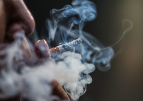 Mulher que não parou de fumar após cirurgia tem indenização negada; entenda