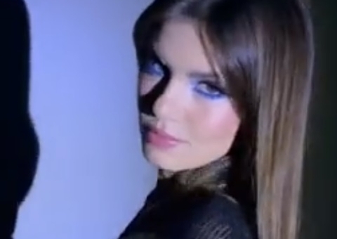 Camila Queiroz surge vestida de Angel no Desfile das Campeãs e enlouquece fãs