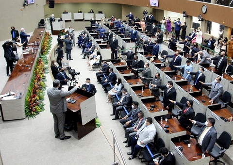 Dois deputados do Amazonas e 2 vereadores não constam em registro de vacinação