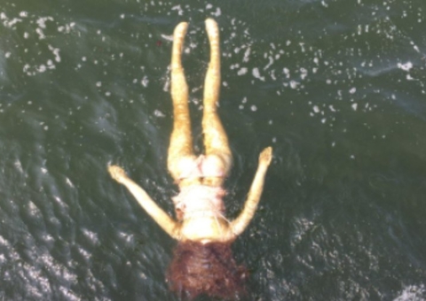 Polícia é acionada para resgatar mulher afogada e encontra boneca inflável