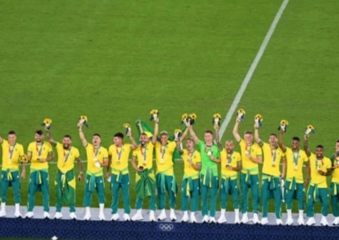 COB promete agir contra CBF após jogadores não usarem agasalho no pódio  