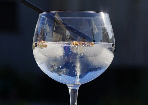 Dois comerciantes são presos em operação contra metanol e 2 mil garrafas de gin são apreendidas