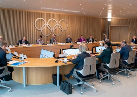 Críticas ao retorno de russos às competições são lamentáveis, diz COI