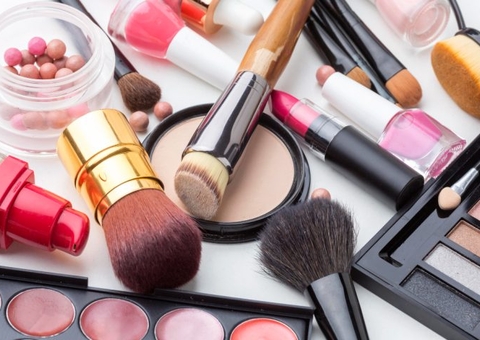 Comissária de voo receberá reembolso de despesas com maquiagem