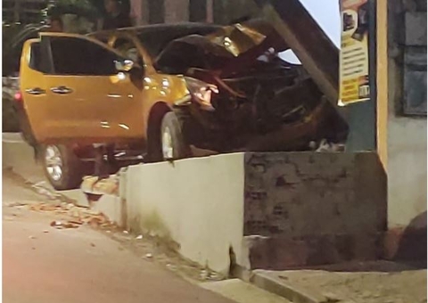 Carro colide em poste após motorista ser atacado por criminosos em Manaus