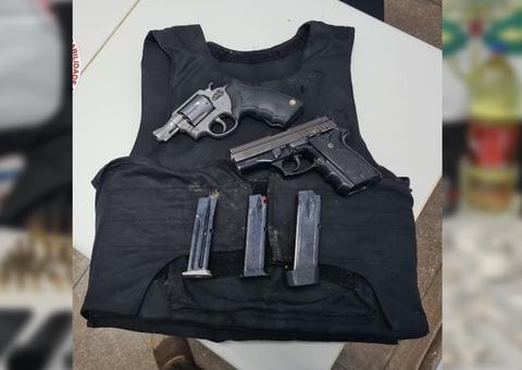 Trio é preso com colete balístico, rádios comunicadores e armas no Amazonas