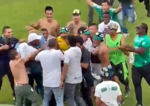 Torcida invade campo na Colômbia e agride técnico e jogadores