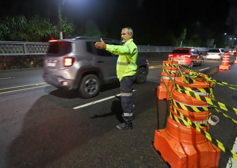 Avenida Mário Ypiranga é parcialmente liberada após desbarrancamento 