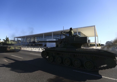 Homem é detido ao parar em frente a tanque e tentar impedir desfile em Brasília