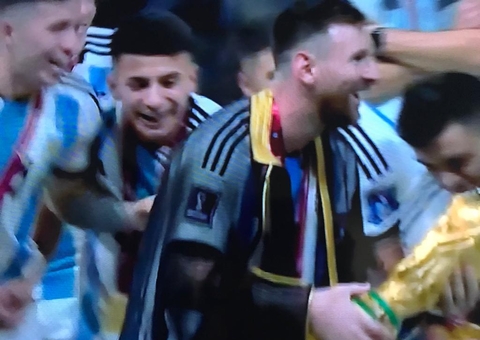 Tevez explica por que não deu parabéns a Messi pelo título da Copa