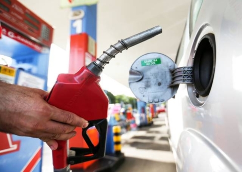 Litro da gasolina ultrapassa os R$ 8 pela primeira vez no Brasil