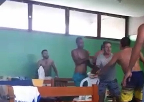 Vídeo: Jogador de time do Amazonas é esfaqueado durante briga por farinha na Vila Olímpica