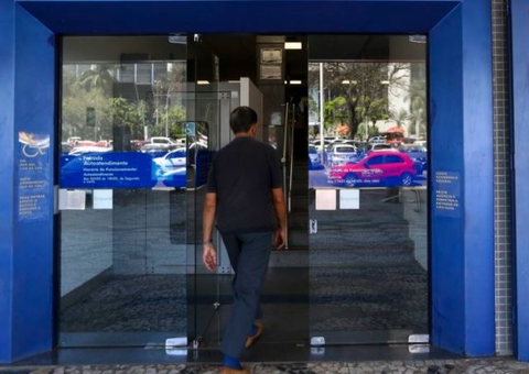 Dupla rouba R$ 2 mil de cliente de banco  na porta de agência em Manaus