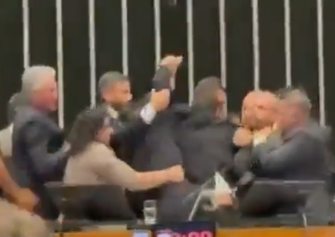 Deputado é removido à força da cadeira da presidência na Câmara; vídeo