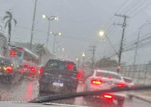 Avenida Torquato Tapajós alaga e causa congestionamento no feriado de Natal