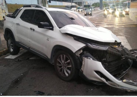 Homem fica ferido em acidente chocante entre carro e caçamba em Manaus