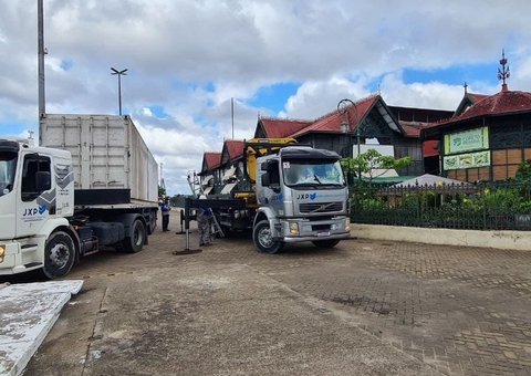 Contêineres são instalados no Centro de Manaus para abrigar vendedores de passagens fluviais 
