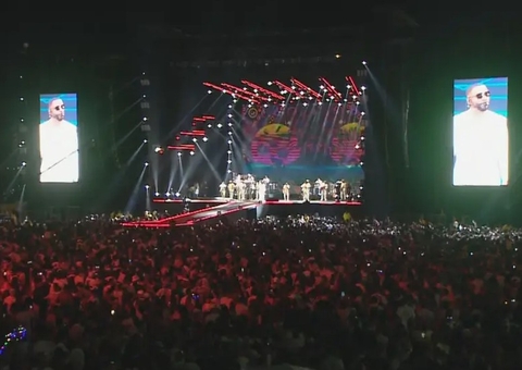 Público lota Copacabana no Réveillon mais famoso do Brasil