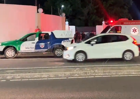 População revoltada espanca assaltante em parada de ônibus em Manaus