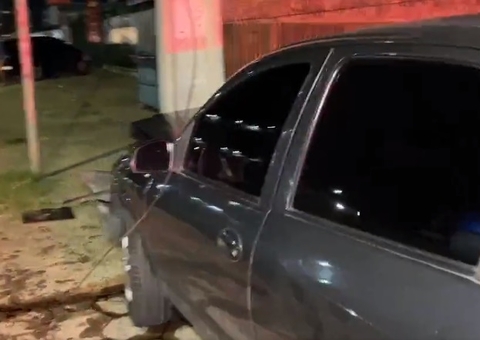 Criminosos batem carro roubado em poste durante perseguição policial em Manaus