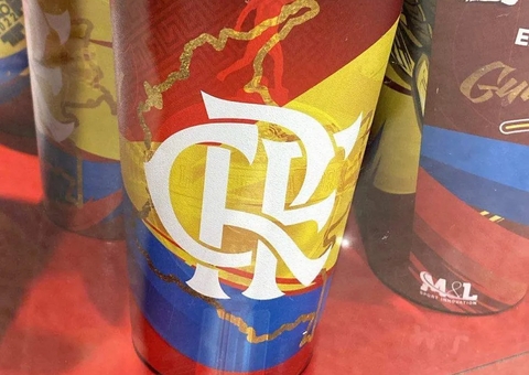 Flamengo erra país da final da Libertadores em copo temático 