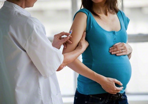 Médicos pedem que grávidas sejam vacinadas contra a covid-19
