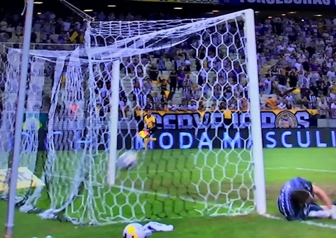 Em jogo de golaços, Corinthians toma virada e perde para o Ceará