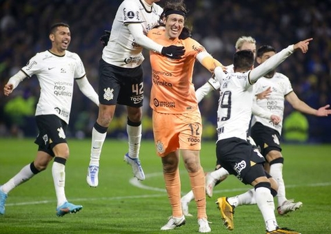 Com gol no fim, Corinthians vence Atlético-GO e volta ao G4 do Brasileiro