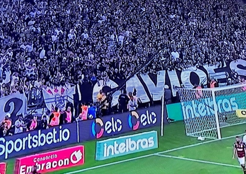 Corinthians repudia protestos na chegada a Santos