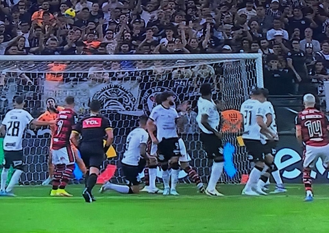 Corinthians negocia Robert e Raul e fica com três zagueiros no elenco