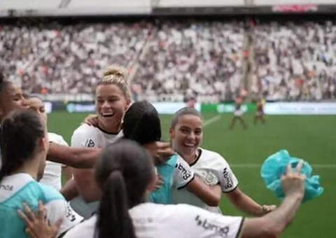 Corinthians atropela Flamengo e conquista o bi da Supercopa feminina