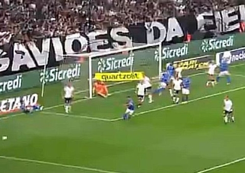 Torcida do Corinthians protesta em CT contra diretoria, medalhões e Luan