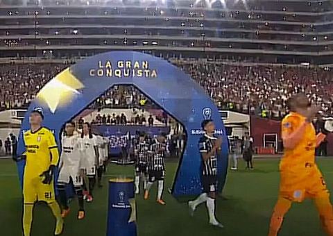 Corinthians segura pressão e vence Universitario; jogo termina em confusão