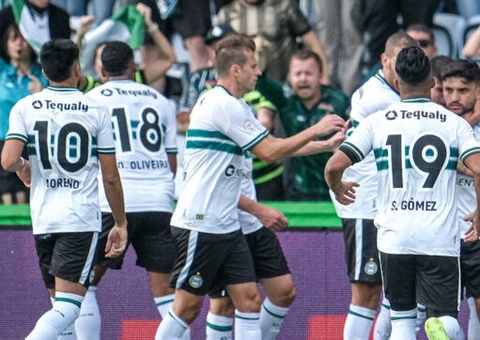 Coritiba bate Athletico em clássico e encerra seca de 8 jogos no Brasileiro