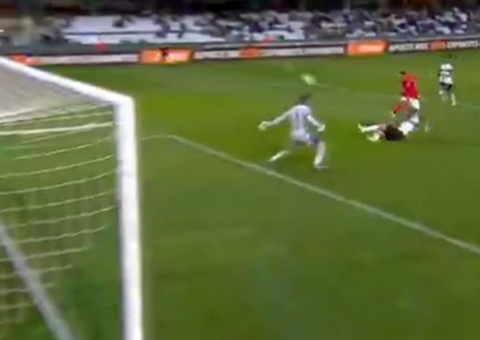 Coritiba faz dois gols de cabeça, sai do Z4 e afunda Atlético-GO na tabela