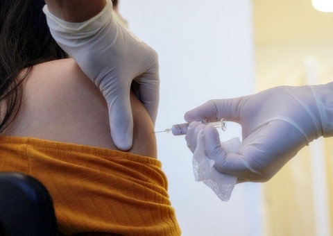 Apenas 15,7% da população está imunizada contra covid no Brasil